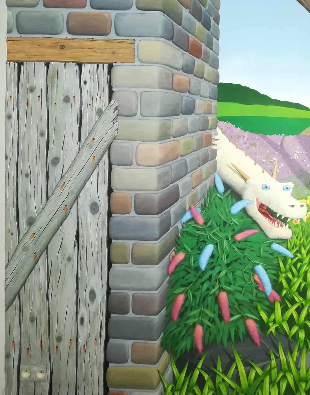 Trompe l'oeil (porte ancienne, mur de pierre et dragon)